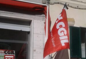 MORTI SUL LAVORO A BORGO PANIGALE, BANDIERA SPI-CGIL QUARTIERI NORD LIVORNO LISTATA A LUTTO